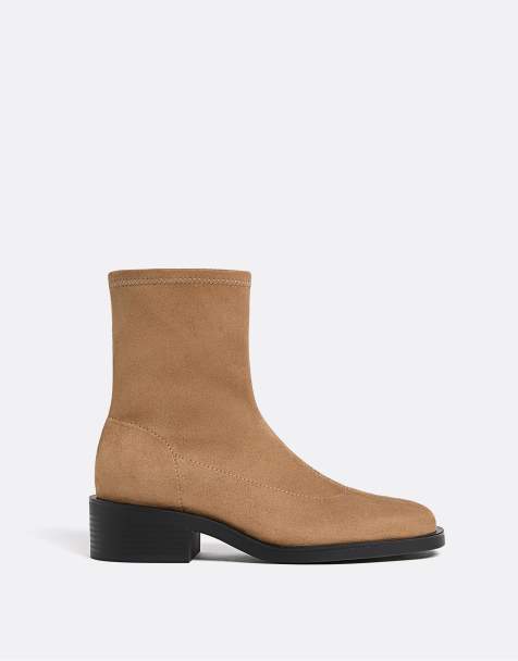 Stradivarius – Flache Ankle-Boots in beiger Wildlederoptik - view 1