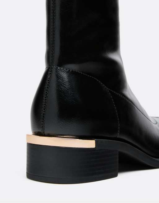 Stradivarius flache Ankle-Boots mit Metall-Detail in Schwarz, 5 von 5