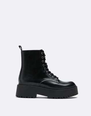 Stradivarius - Flache Ankle-Boots zum Schnüren in Schwarz