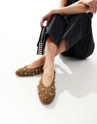 Stradivarius - Flache Ballerinas aus Wildleder in Braun mit Nietenbesatz