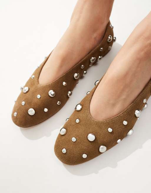 Stradivarius – Flache Ballerinas aus Wildleder in Braun mit Nietenbesatz, 2 von 4