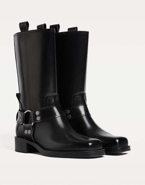 Stradivarius – Flache Biker-Stiefeletten in Schwarz mit Schnallen - view 1