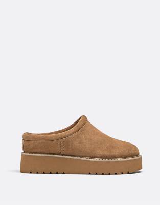 Stradivarius - Flache Lederclogs in Beige-Neutral