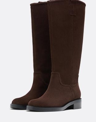 Stradivarius - Flache Reiterstiefel aus Leder in Braun-Brown