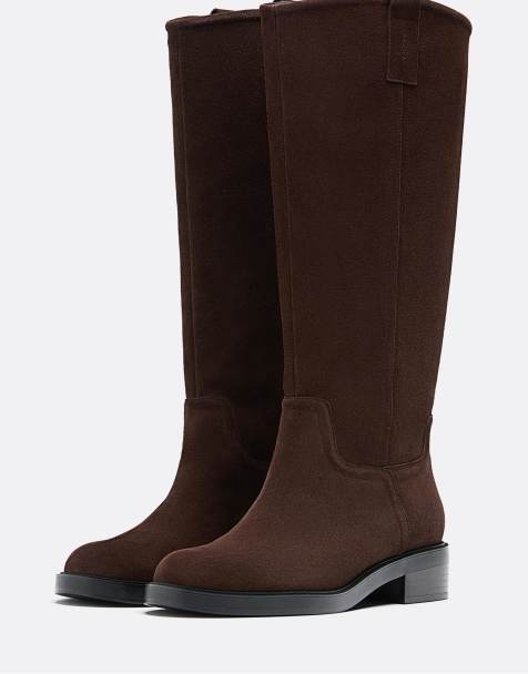 Stradivarius – Flache Reiterstiefel aus Leder in Braun - view 1