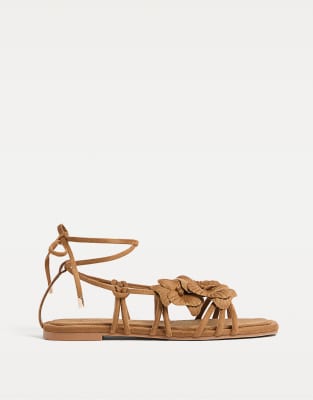 Stradivarius - Flache Sandalen in Braun mit Blumenmuster