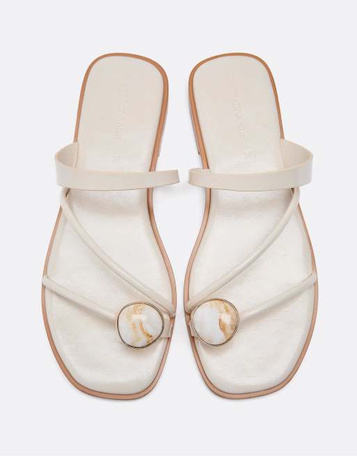 Stradivarius – Flache Sandalen in Ecru mit Schmuckstein, 2 von 4