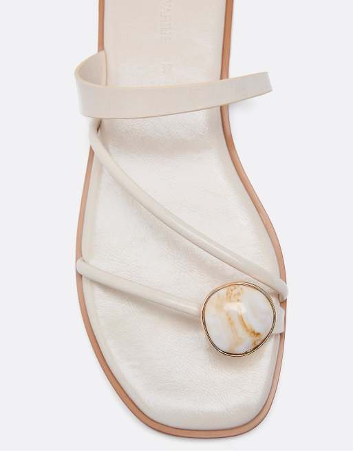 Stradivarius – Flache Sandalen in Ecru mit Schmuckstein, 3 von 4