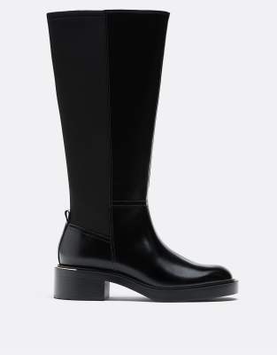 Stradivarius - Flache schwarze Stiefel im Reiterstiefel-Look