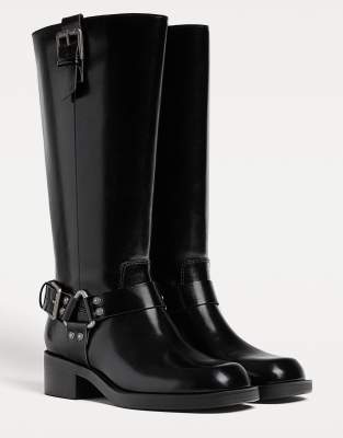 Stradivarius - Flache Stiefel in Schwarz mit Schnallen und Used-Details