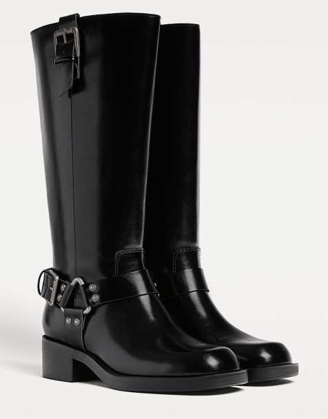 Stradivarius – Flache Stiefel in Schwarz mit Schnallen und Used-Details - view 1