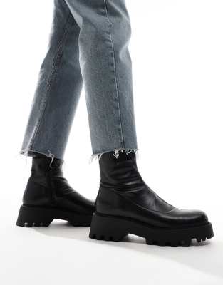 Stradivarius - Flache Stiefel mit dicker Sohle in Schwarz