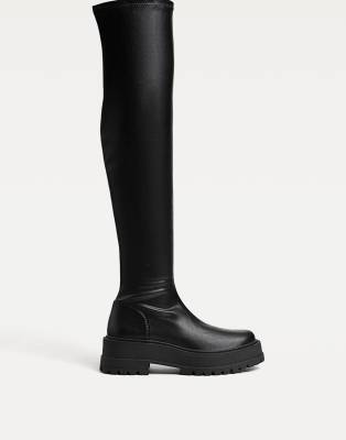 Stradivarius - Flache XL-Stiefel in Schwarz mit Profilsohle