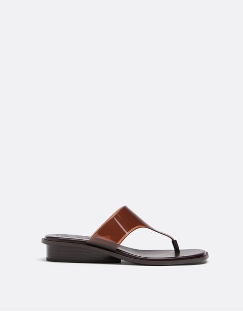 Stradivarius – Flache Zehenstegsandalen aus Vinyl in Braun - view 1