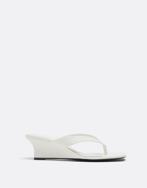 Stradivarius – Flache Zehenstegsandalen in Ecru - view 1