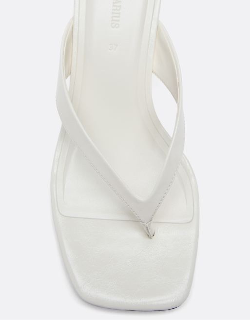 Stradivarius – Flache Zehenstegsandalen in Ecru, 4 von 5