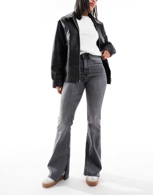 Stradivarius - Flare met gespleten zoom in zwart met wassing