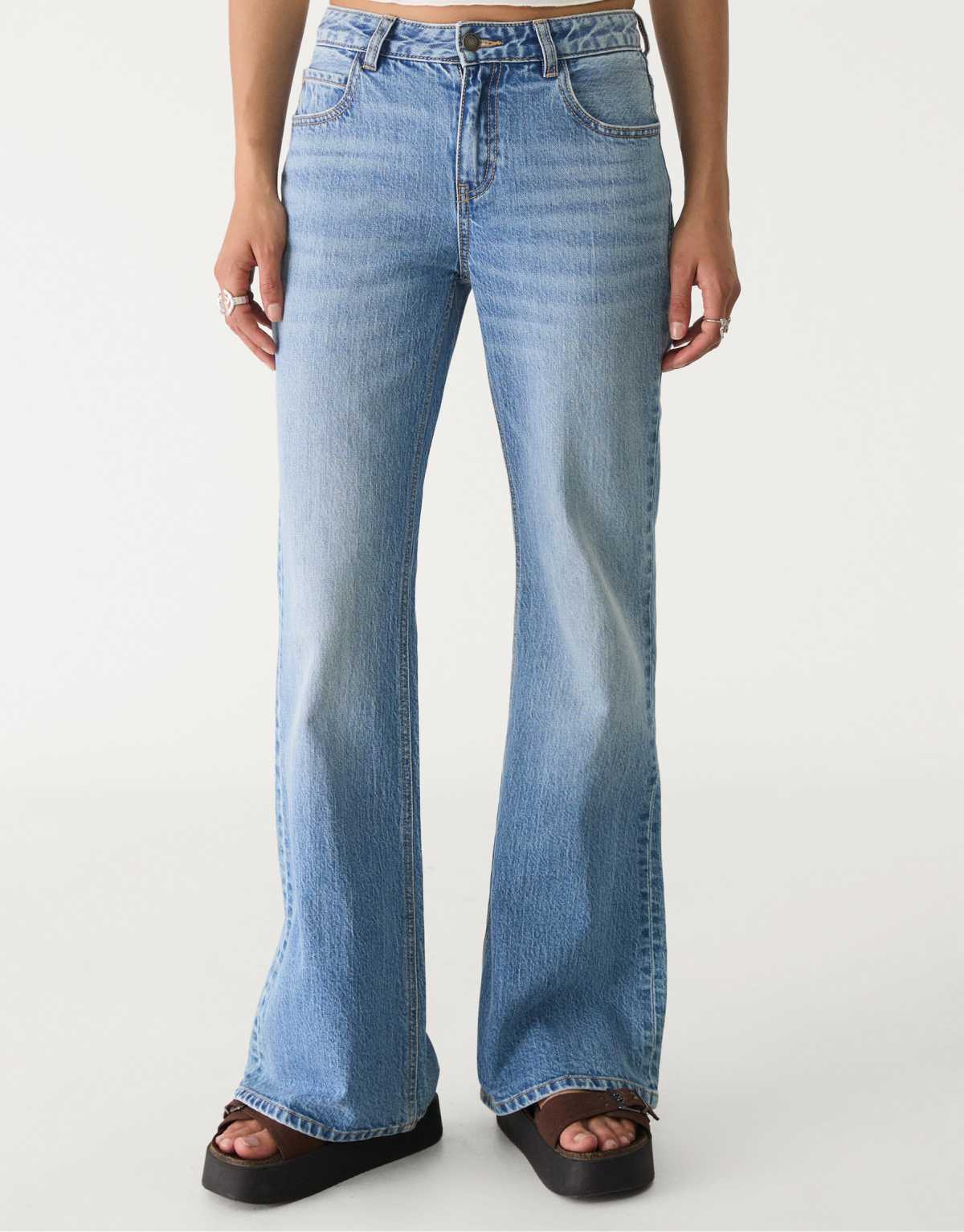 Stradivarius flared comfort jeans in medium blue