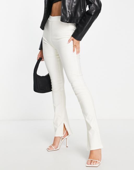 Stradivarius - Flared jeans met coating en splitjes in de zoom in ecru