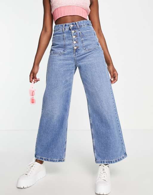 Stradivarius - Flared jeans met cropped pijpen en opgestikte voorzakken in middenblauwe wassing