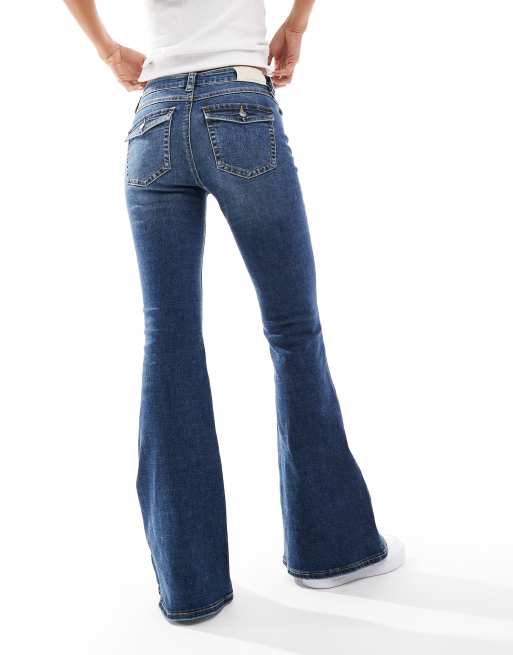 Stradivarius Flared jeans met lage taille in donkerblauw ASOS