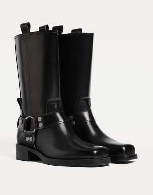  Flat biker ankle boots with buckles 