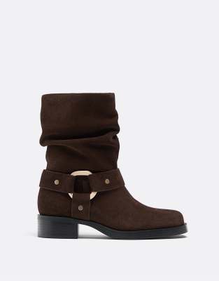  Flat leather ankle boots with buckle 