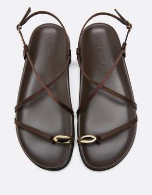  Flat sandals with detail  