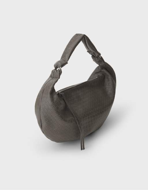 Stradivarius flätad halvmåneväska i mörkgrått, 4 av 4