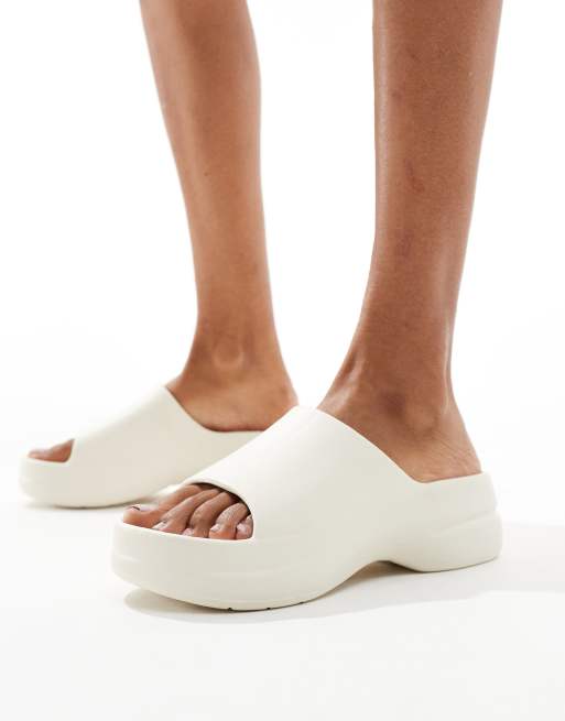 Stradivarius - Flatform-sliders i hvid, 2 af 4