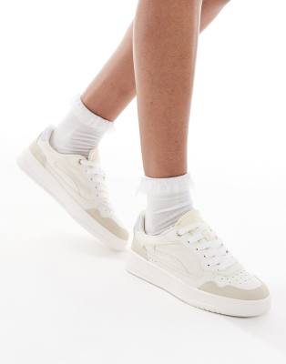 Stradivarius - Flatform-Sneaker in Beige und Weiß