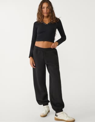 Stradivarius - Flauschige Boyfriend-Jogginghose in Schwarz