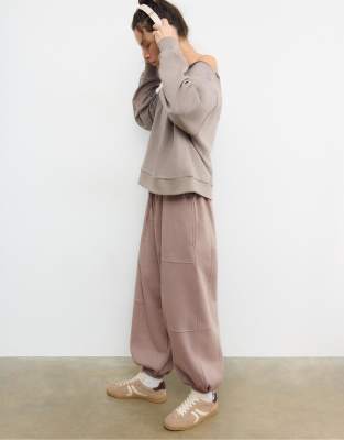 Stradivarius - Flauschige Jogginghose in Beige mit Ballonschnitt-Neutral