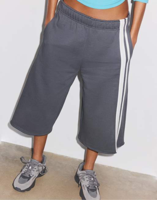 Stradivarius fleece bermudashorts med sidoränder i mörkgrått, 2 av 7