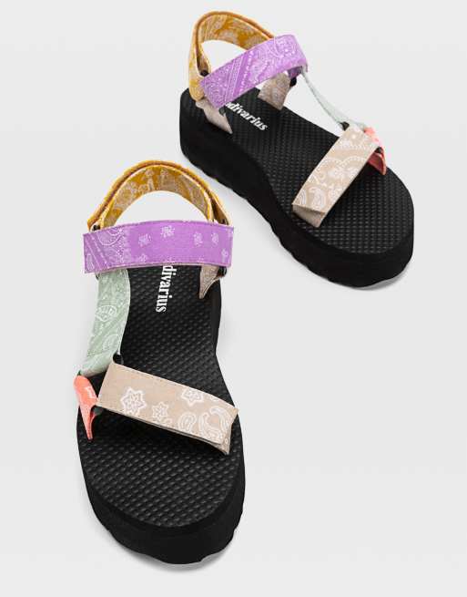 Stradivarius – Flerfärgade sportsandaler med bandanamönster , 2 av 4
