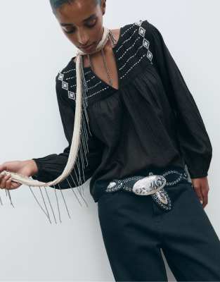 Stradivarius - Fließende, bestickte Bluse in Schwarz
