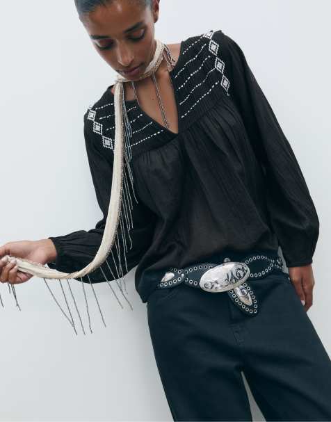 Stradivarius – Fließende, bestickte Bluse in Schwarz - view 1