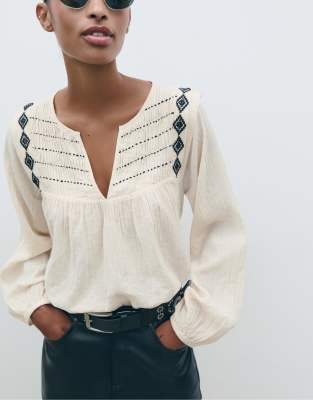 Stradivarius - Fließende, bestickte Bluse in Vanillegelb-Weiß