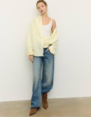 Stradivarius - Fließende Hemdbluse in Gold mit Leinenanteil-Gelb