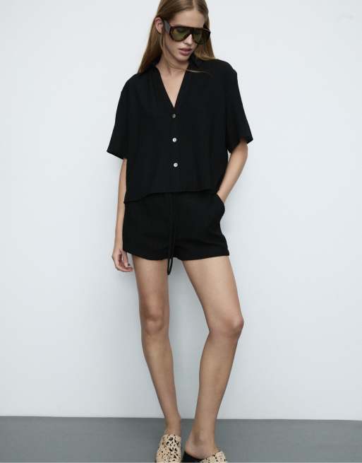 Stradivarius – Fließende Hemdbluse in Schwarz mit Knopfleiste, 2 von 4