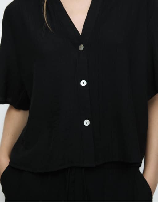 Stradivarius – Fließende Hemdbluse in Schwarz mit Knopfleiste, 3 von 4