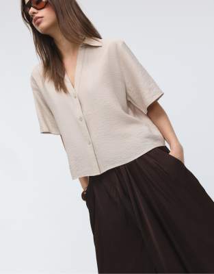 Stradivarius - Fließende Hemdbluse in Steinbeige mit Knopfleiste-Weiß