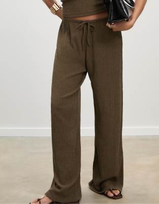 Stradivarius - Fließende Hose in Khaki mit Knittereffekt-Grün