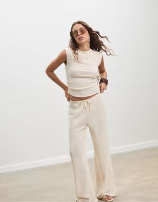 Stradivarius - Fließende Hose in Vanille mit Knittereffekt-Weiß