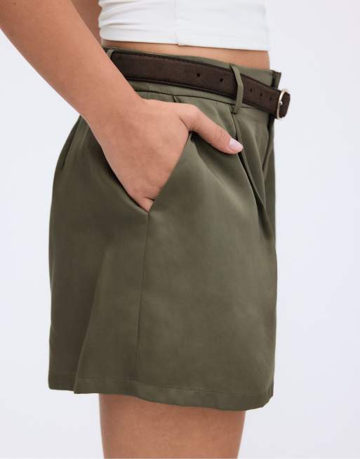 Stradivarius – Fließende Shorts in Khaki mit Gürtel, 4 von 4