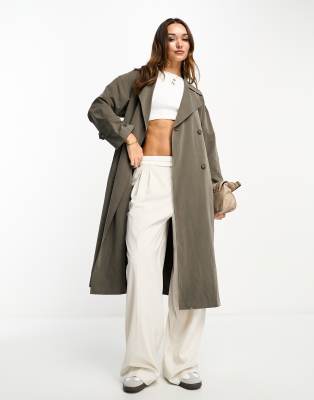 Stradivarius - Fließender Trenchcoat in Schokobraun