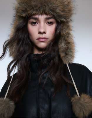 Stradivarius - Fliegermütze aus Kunstpelz in Beige mit Bommeln-Neutral