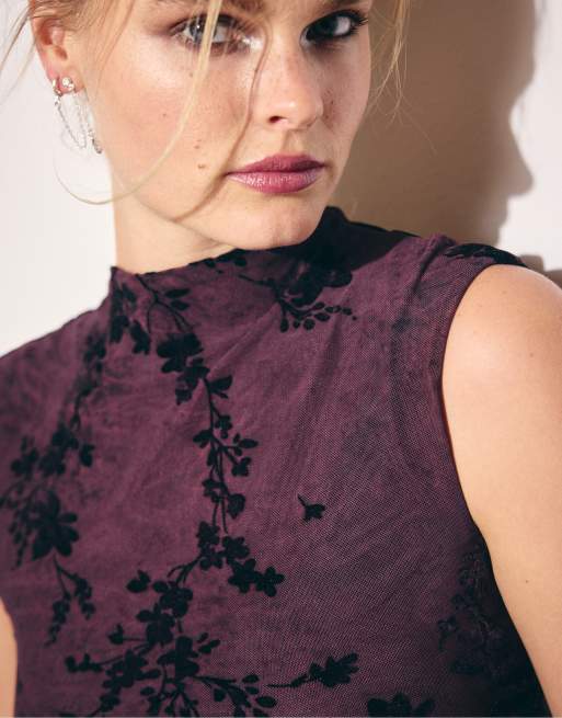 Stradivarius Flocked sleeveless funnel neck t-shirt in purple, 5 of 7
