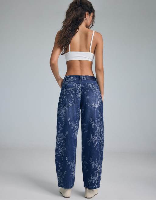 Stradivarius Floral jacquard barrel jeans in medium blue denim, 3 of 7