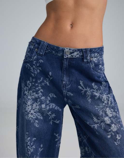 Stradivarius Floral jacquard barrel jeans in medium blue denim, 4 of 7